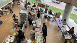 Fotografía de personas asistiendo a un evento relacionado con libros en el Centro Cultural Gabriel García Márquez (Bogotá, D. C.).