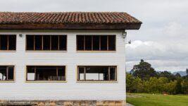 Fotografía de uno de los edificios de la Hacienda Yerbabuena, sede norte del Instituto Caro y Cuervo.