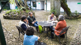 Fotografía de referencia. Personas conversando en uno de los jardines de la casa Cuervo Urisarri, sede centro del ICC.