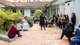 Fotografía de una actividad lúdica que tuvo lugar en la casa Cuervo Urisarri, sede centro del Instituto Caro y Cuervo (en Bogotá).