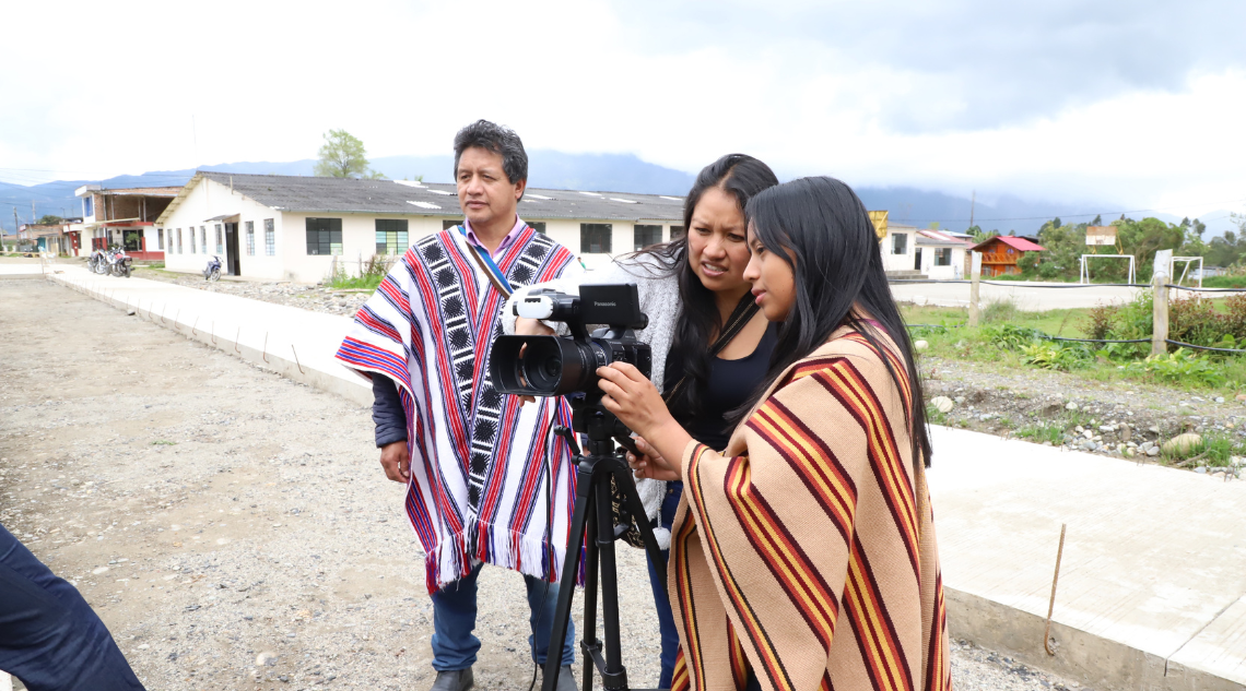 Fotografía de personas atendiendo un taller de documentación audiovisual de lenguas nativas.