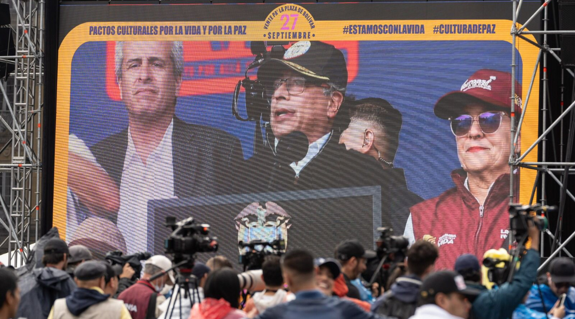 Fotografía de Gustavo Petro, presidente de Colombia, junto a otros funcionarios y colaboradores durante su intervención en la marcha del 27 de septiembre de 2023.